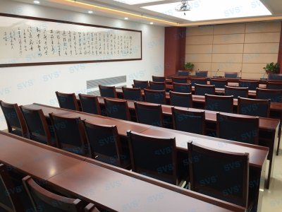 OLE时钟无线话筒应用于某交通集团会议室此次SVS为某交通集团打造数字会议室。 会场情况：会场可容纳近50人进行会议，需能够根据会