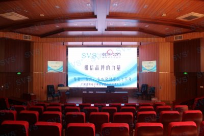 SVS时钟话筒为某大学打造大型阶梯报告厅SVS此次为某大学打造一个大型阶梯报告厅，为了有效的提高会议效率，此次校方选择了时钟话