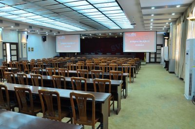 SVS全套多媒体设备应用于某管委会多功能厅此次SVS迅控为某管委会打造高品质的数字多功能厅，全套会议产品包括中央控制系统、会议发