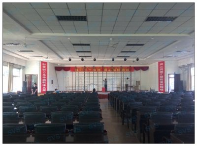 SVS为某中学打造大型多功能厅（拼接屏项目）此次SVS迅控为校方打造一个大型的多功能厅，为了更好的实现显示效果，迅控为客户推荐使用
